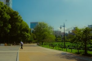 Raziskovanje skritih kotičkov mesta ob spomladanskem soncu Raziskovanje skritih kotičkov mesta ob spomladanskem soncu