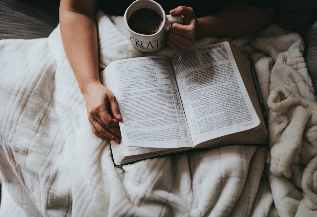 Popolna tišina ob skodelici jutranje kave Popolna tišina ob skodelici jutranje kave