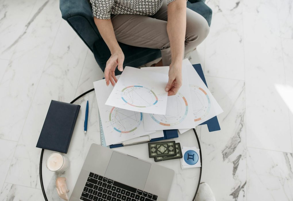 Predviđanje budućnosti i drevna umjetnost proricanja od zvijezda do algoritama