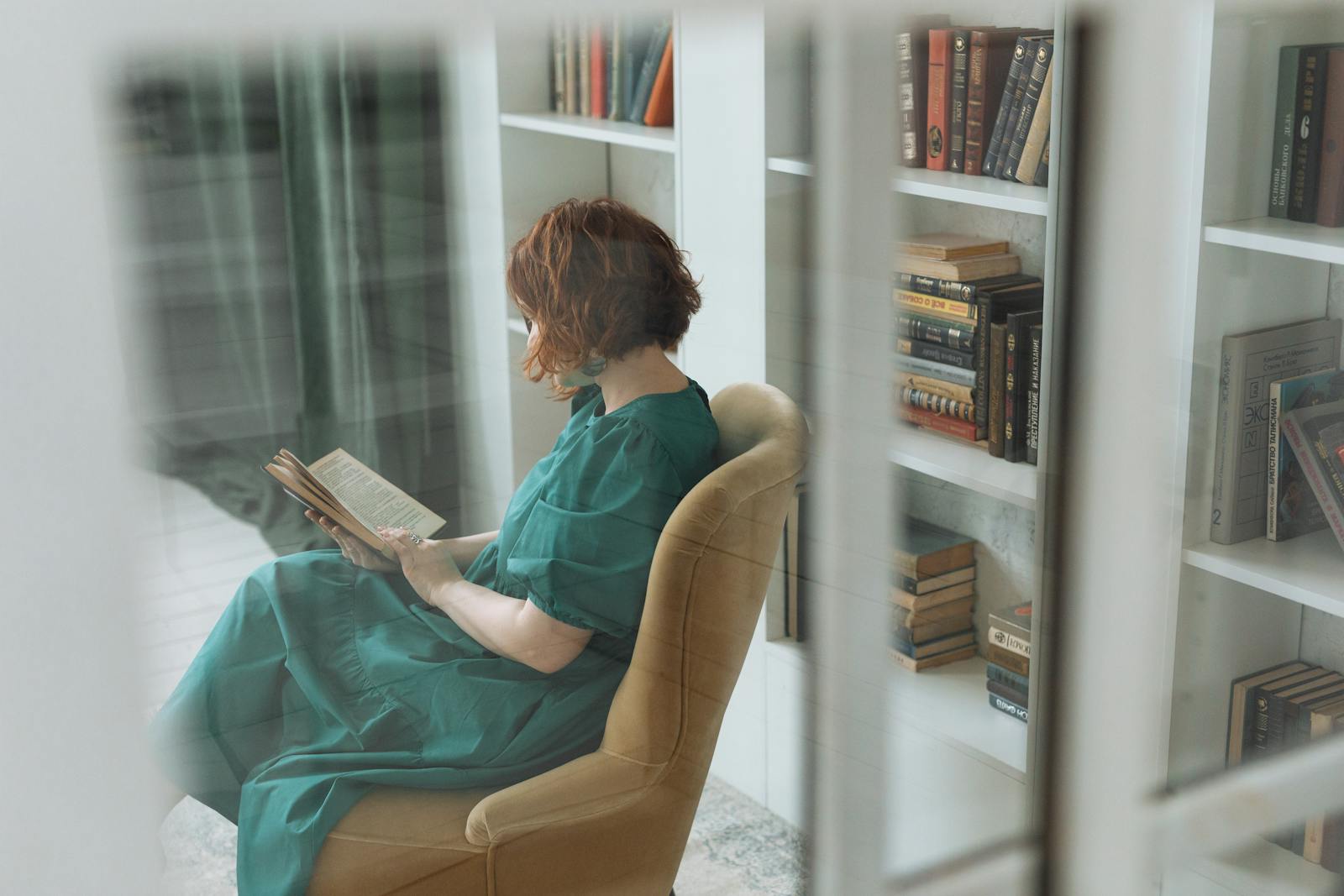 Tišina knjižnice kot zatočišče pred zunanjim svetom