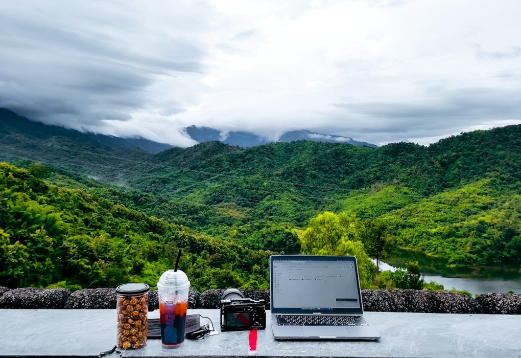 Svet pod prsti ko potujete in delate Svet pod prsti ko potujete in delate