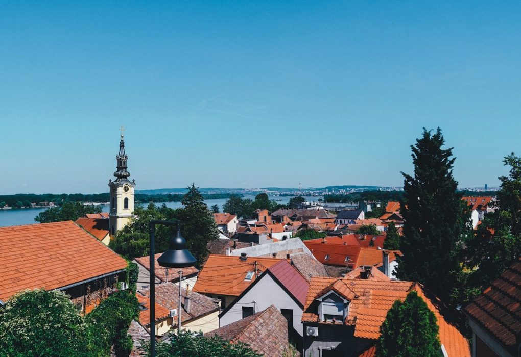 Kako pratiti vremenske uslove tokom leta a group of buildings with trees and a body of water in the background